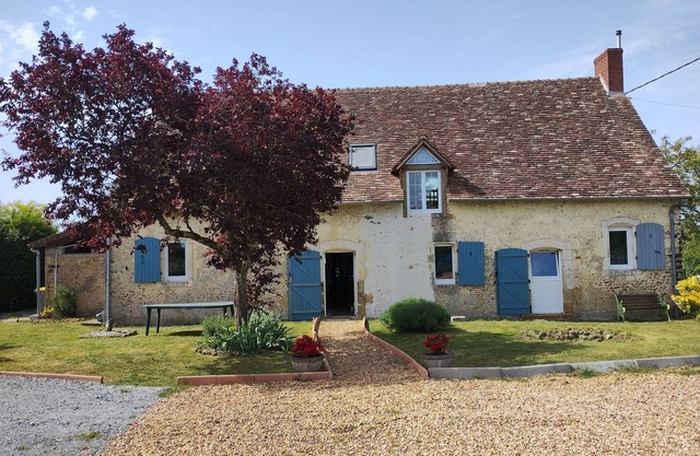 Colette Art Deco room in quiet farmhouse near circuit, pets welcome