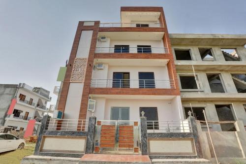 Collection O Raksha Inn Near PVR Ansal Plaza Greater Noida