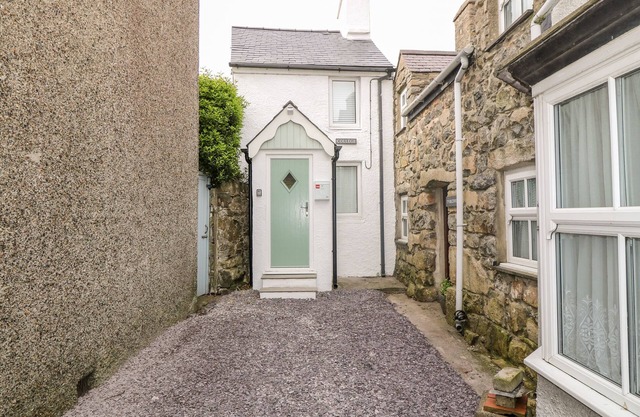 COLLEGE COTTAGE, pet friendly, country holiday cottage in Nefyn