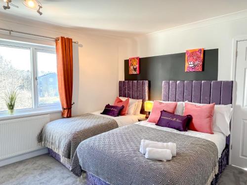 ColleyHouse-private parking-business-group-relocation-SpaciousStylish 4BRHome-Sleeps 10