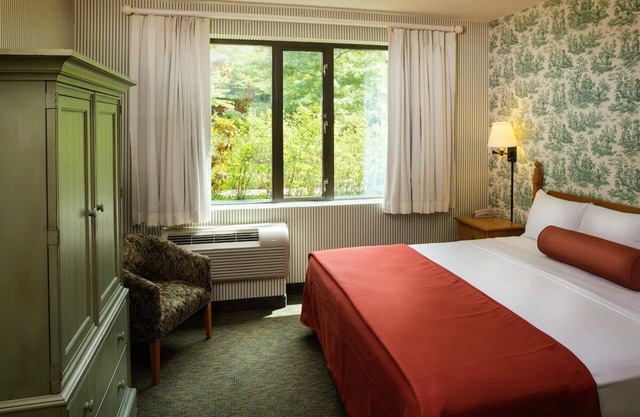 Colonial Bliss! Pool, Tennis Court, Parking, Minutes to Colonial Williamsburg