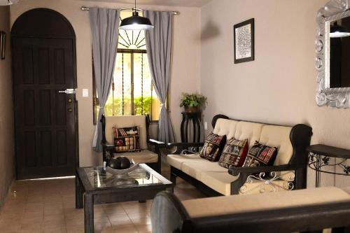 COLONIAL Suites