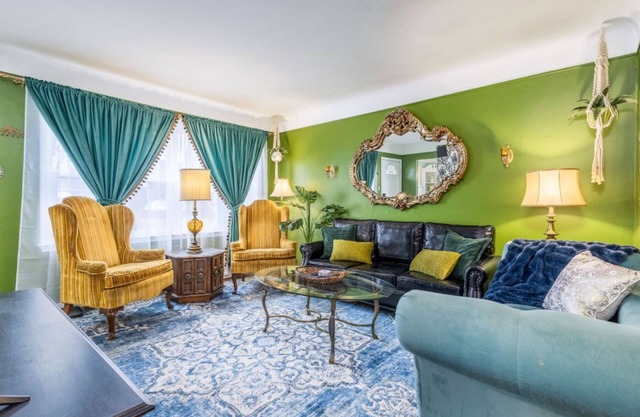 Colorful Vintage Bungalow w/ King Bed + Gym + Office + Fast WiFi
