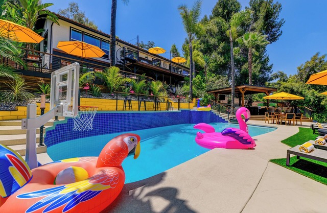 Colossal Remodeled Estate + Movie Theatre + Heated Pool/Spa + Vacationers Dream