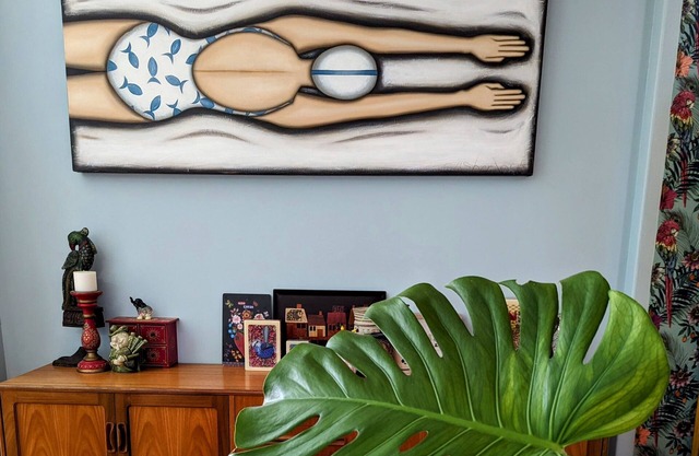 Colourful mid-century modern, 5 minutes from the beach and close to airport