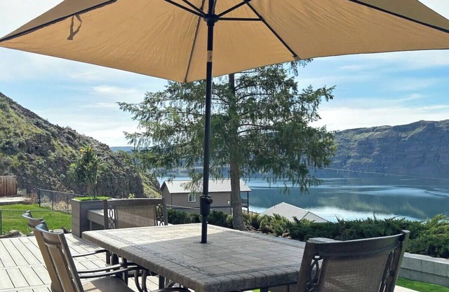 Columbia River Gorge Cabin w/ Gorgeous View ~ 5 Min from Gorge Amphitheater!