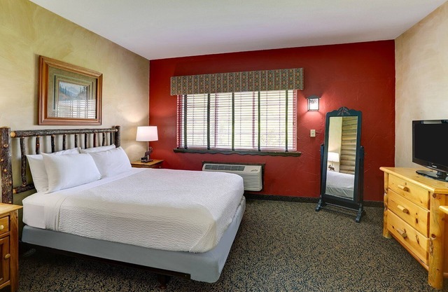 Columbia's Rustic Haven w/ Lodge-Themed Rooms & On-site Bar | 2 Units