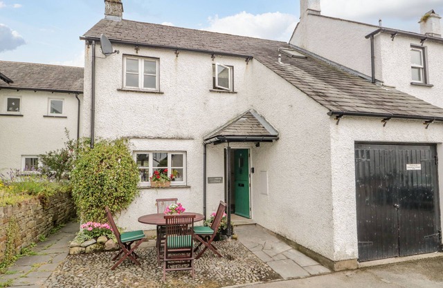 COLUMBINE COTTAGE, pet friendly, with a garden in Hawkshead