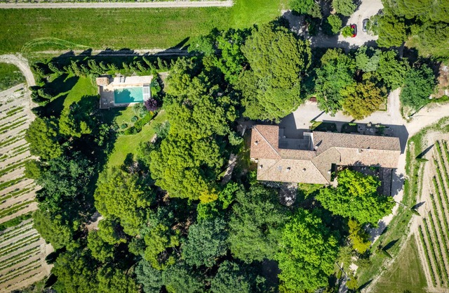 Comfortable air-conditioned gîte, park and swimming pool, near Ventoux cyclists welcome