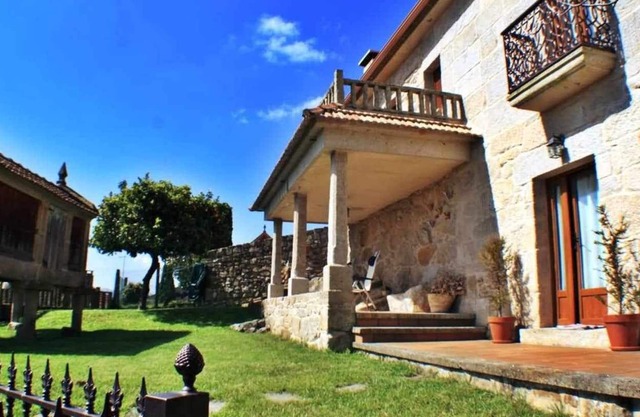 Ref. 11462 Formidable Casa de Piedra, Combarro
