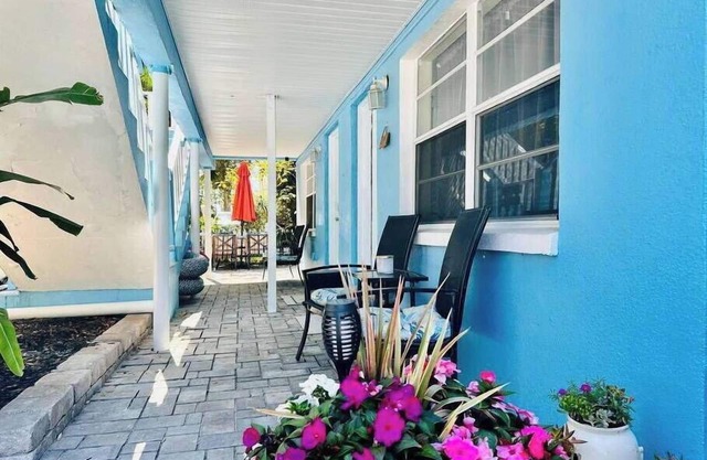 Come and enjoy Beachside villa suite #2 Steps from BEACH