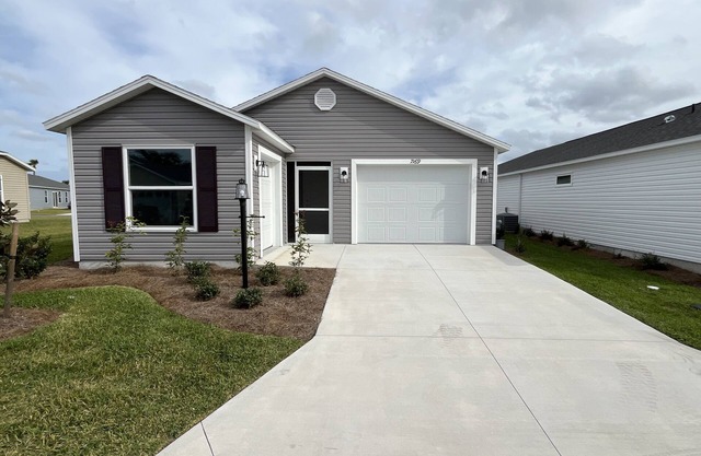Come discover your Oasis in The Villages: A relaxing retreat in Lake Denham!!