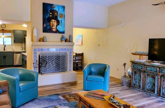 Come enjoy Billy The Kid's Casita in this Southwestern gem!!