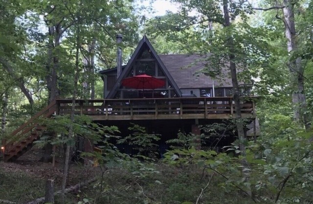 Venez vous détendre dans ce charmant chalet de 2 chambres au bord du lac avec un quai de natation.