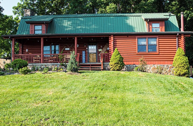 Come Escape The Races In Our Cozy Cabin! Plenty Of Space To Explore, Work or Not