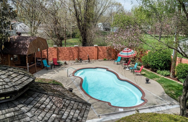 Utica Estate ~ Pool is open! Viens te détendre !!