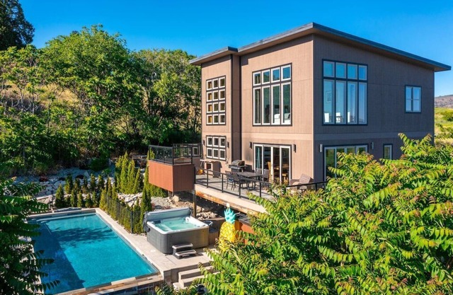 Come for the private pool+hot tub, stay for the lake views, Large home, Dogs OK