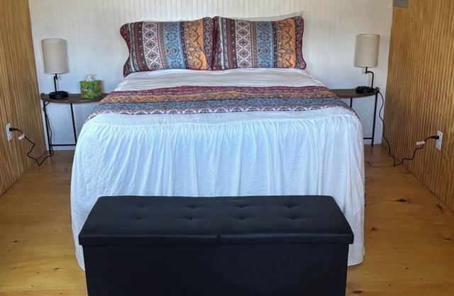 Come glamping with us! Cozy cabin with 1 bedroom and AC, WiFi in Leesburg!
