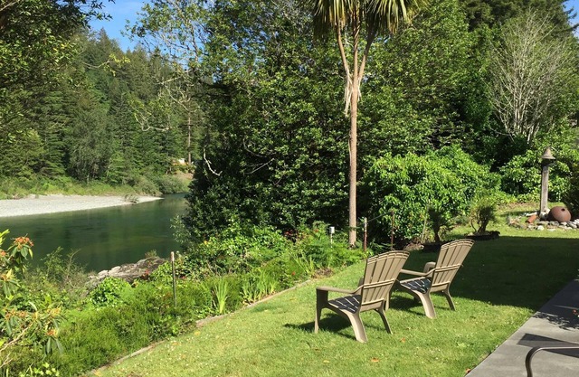 Venez vous détendre et jouer avec votre famille et vos amis au bord de la rivière.