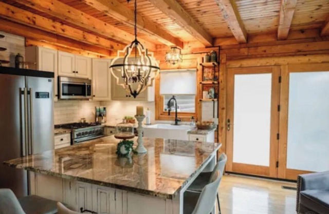 Come relax at our cozy waterfront cottage in charming Brighton, U-M Ski Legacy