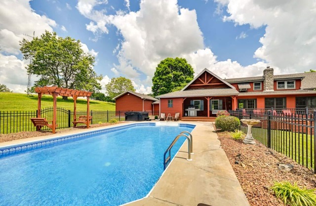 Come relax in a family friendly cabin w/ great amenities and a lake nearby!