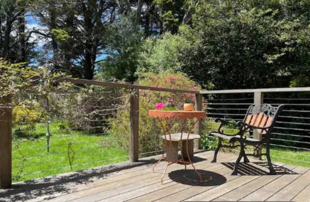 Come stay at our Cosy Cottage in Bundanoon. Short walk to cafes and restaurants.
