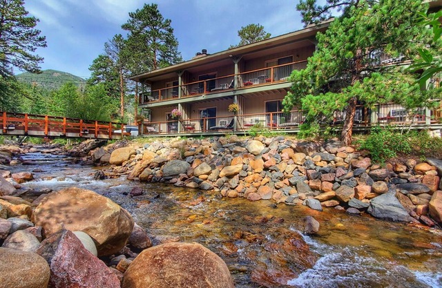 Come stay at the Mountain Lodge for unbelievable views!