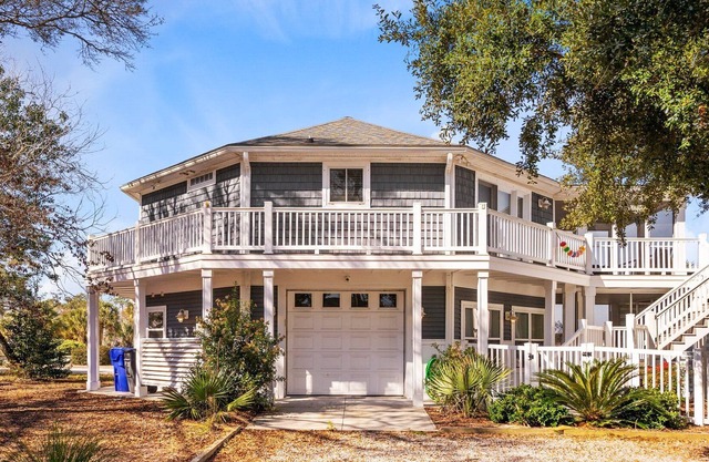 Come to Castaways! Beautiful 3 bedroom waterfront home with private dock!
