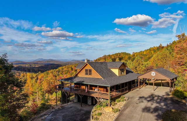 Come To Escape - Stunning home with game room, hot tub, pet friendly!