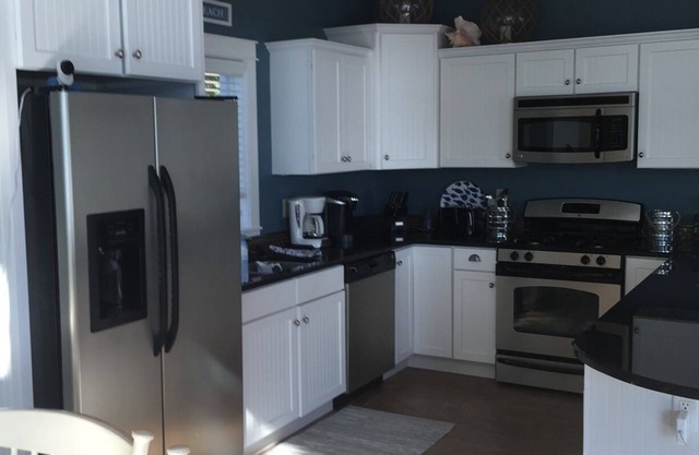 Come to the lake!! This lake front cottage is perfect for family & friends!