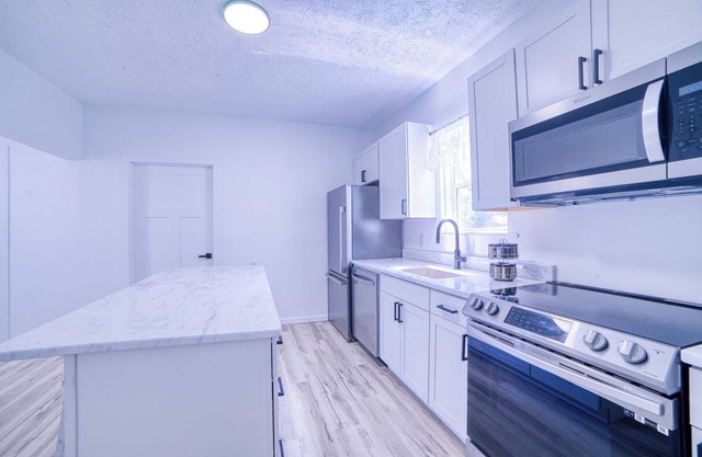 Come visit The Sunflower House! 4 bedrooms 2 baths in Ashtabula Harbor with WIFI