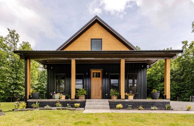 Come visit Whiskeys Hideaway a Charming chalet located in the hills of Kentucky