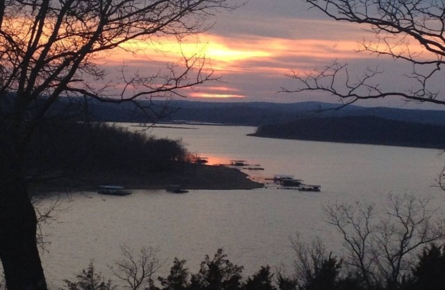 Venez regarder un magnifique coucher de soleil sur le lac Norfork et faites des souvenirs inoubliables