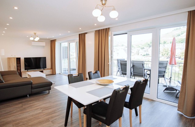 Appartement confortable récemment rénové avec un grand balcon u. 2 chambres