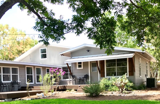 Comfort Acres sur le Guadaupe River Ranch House et Small Party Barn!
