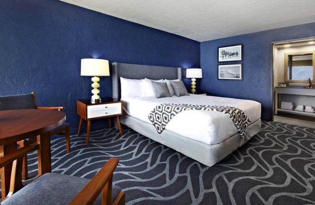 Comfort and Convenience! Free Parking, Pets Allowed, Direct Beach Access