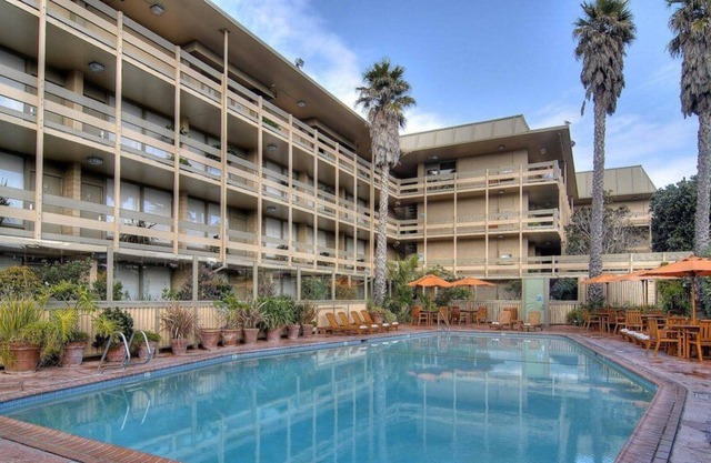 Comfort and Convenience! Ocean View, Free Parking, Onsite Restaurant and Bar
