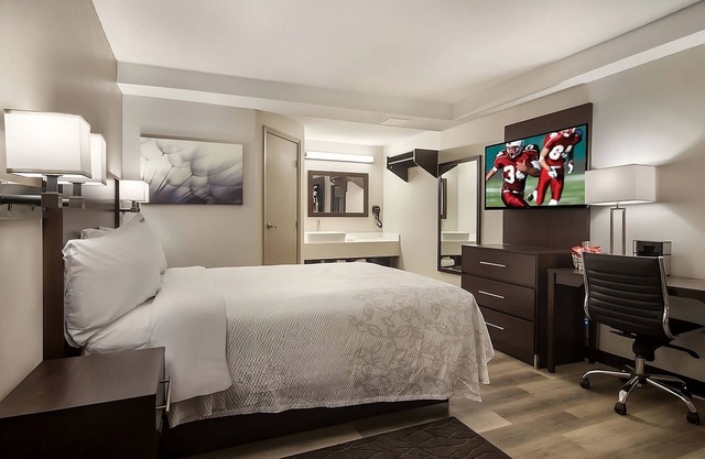 Comfort and Convenience! Free Onsite Parking, Pets Allowed