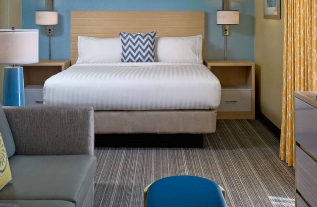 Comfort and Convenience! Outdoor Pool, Parking, Pets Allowed, Near Memphis Zoo!