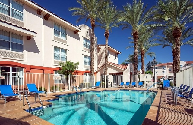 Comfort and Relaxation! 3 Comfortable Units, Pool, Near OdySea Aquarium