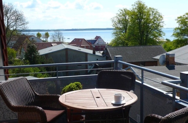 Appartement confortable avec vue sur le lac, balcon, plage et. proche des commerces, calme, WiFi