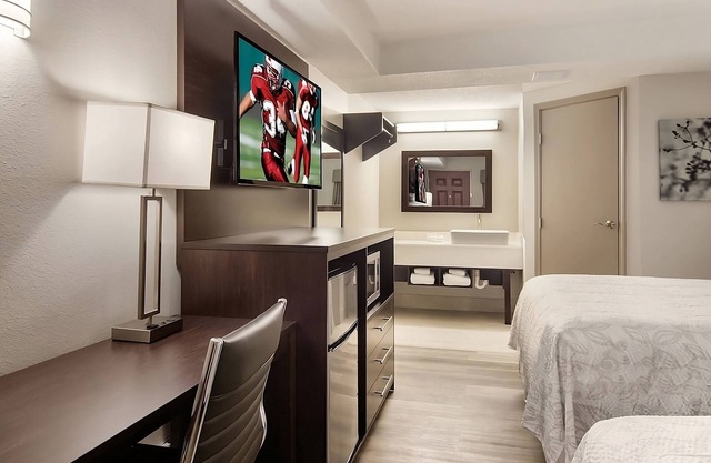 Comfort & Convenience, 2 Sleek Units,Free Parking, Pets Allowed