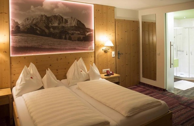 Comfort double room with shower, WC mountain view - Landhotel Föhrenhof