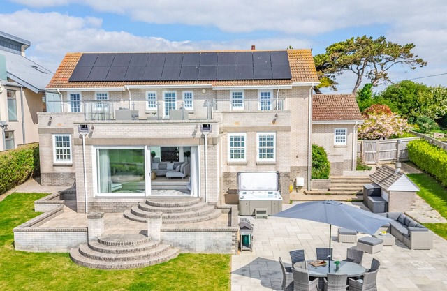 Comfort Hill - Luxury, hot tub, sea views