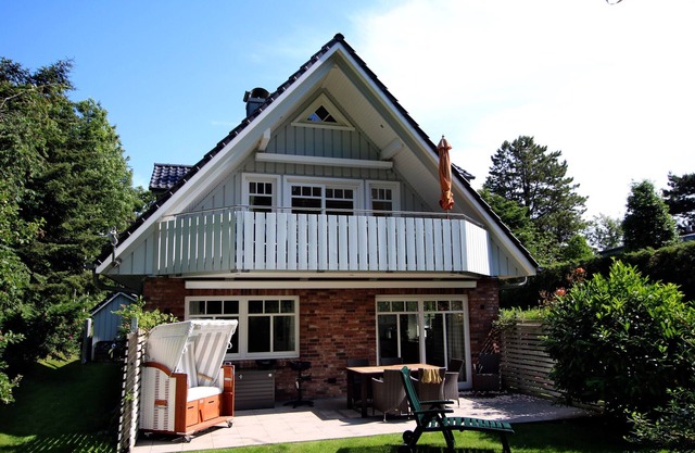 Comfort holiday apartment in Wyk, 4 people, ground floor in a 2-family house, 3 rooms, approx. 84m²