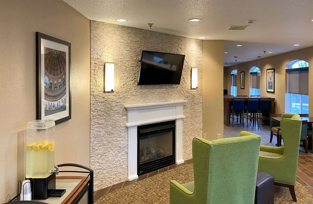 Comfort Inn DeKalb - Adjacent the University