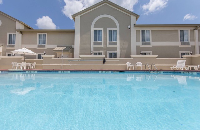 Comfort Inn & Suites Greenwood near University