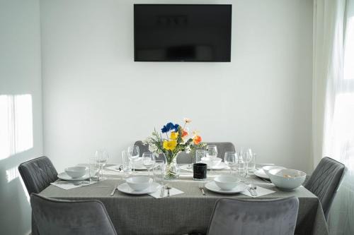 Comfort Lettings - 4 bedroom, 8 Beds & 2 Free Parking, Garden, Family Friendly