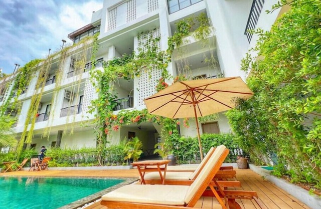 Comfort Room in quiete cozy pool area 5 min from city center!