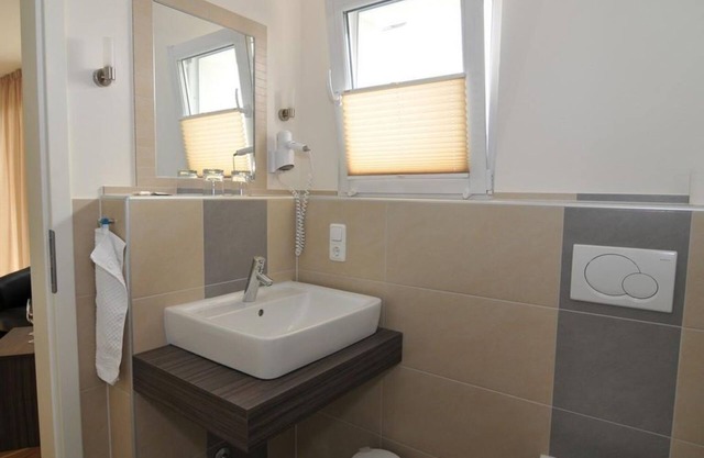 Chambre Confort D / WC (N ° 3-12) - Guesthouse-Gasthof "Wein im Turm"